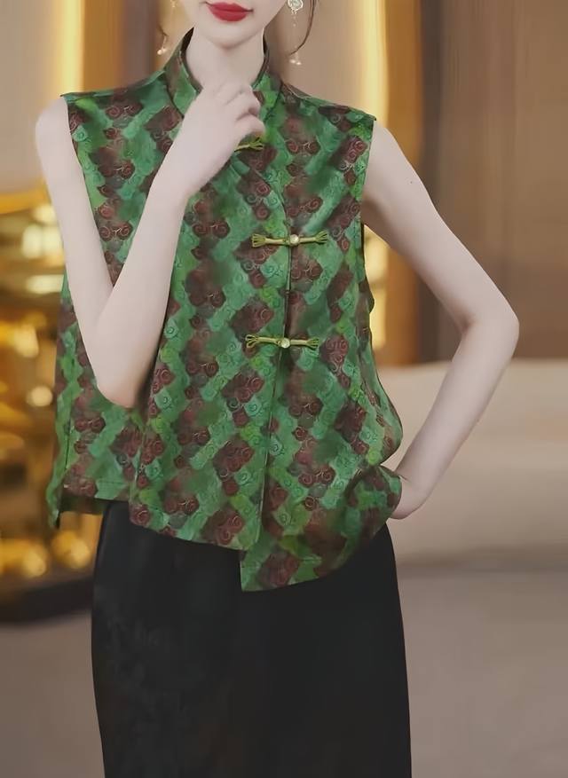 复古中式立领盘扣上衣，衣身有复古花纹图案，呈现传统中式风格，兼具古典韵味与时尚感 Smlxl
