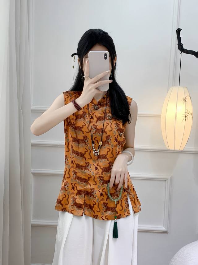 复古中式立领提花上衣 有精致盘扣 衣身布满传统纹样 风格古典雅致 中式韵味浓郁 展现独特东方美学 Smlxl