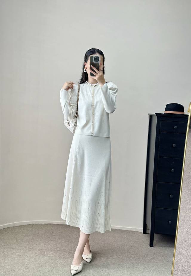 新款重工烫钻设计显瘦泡泡袖半身裙套装 超细羊毛 均码