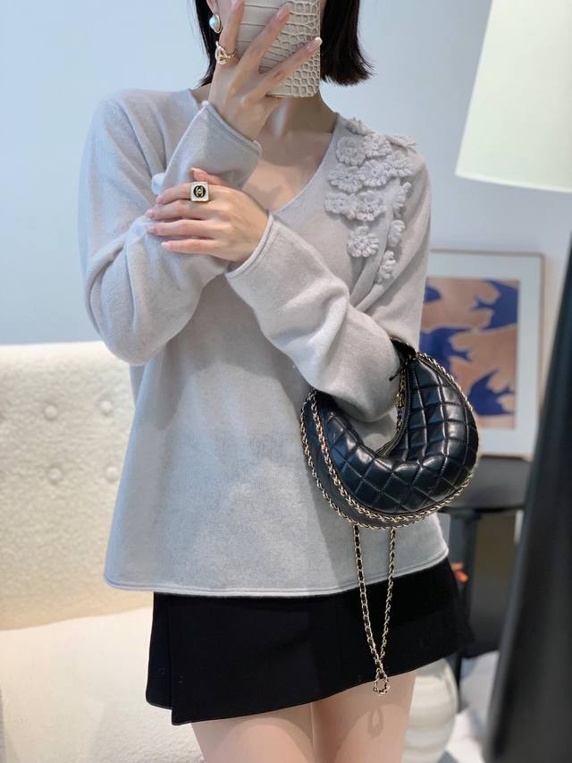 秋款上新30羊绒肩膀绣花上衣