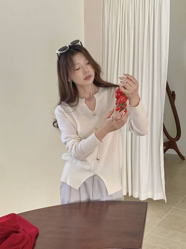 成分：100%全羊毛 尺寸：均码 颜色：奶白.太空灰.沉浸兰.麦芽黄.枣红