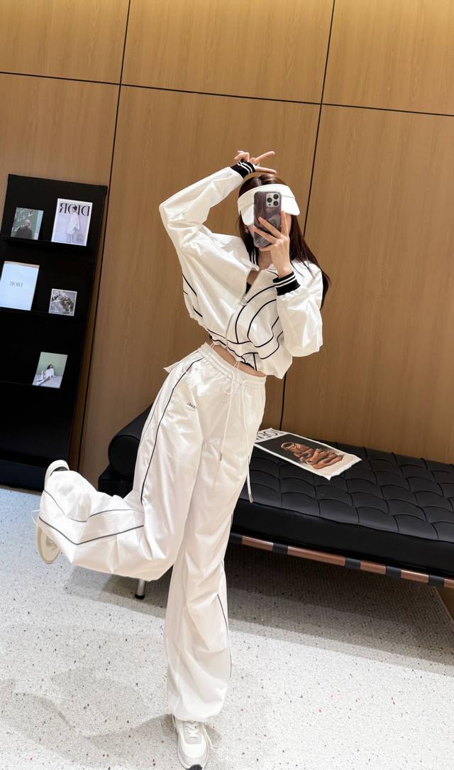 小香 中古风套装 刺绣双C Logo拉链外套搭配抽绳裤脚休闲裤套装 白色 宝蓝色 码数：Sml