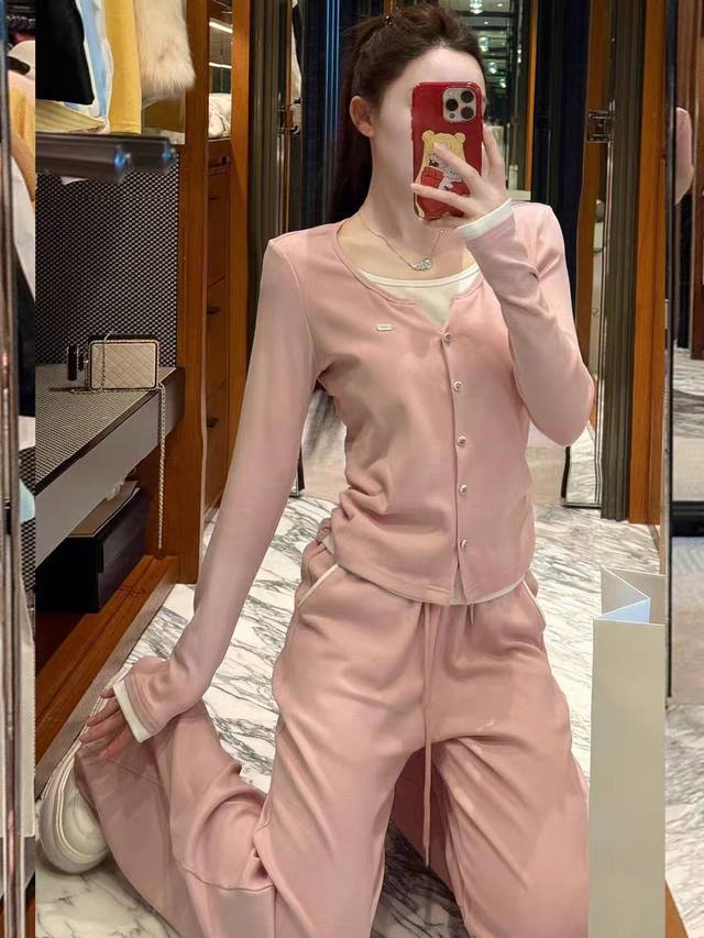 码数：S-M-L-Xl-Xxl 颜色：粉色 面料：棉 描述： 修身超弹力假两件纽扣短袖衫，即便在单穿的时候也是超好看的 悄悄的把肉肉藏的严严实实的，一点都不会显