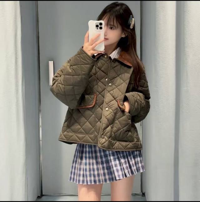军绿色菱格暗扣短款外套 25Ss早秋新款上新！ 这款夹克重新诠释经典棉服 以轻盈的重量和柔软的宽松版型脱颖而出 与低调的绒面皮革和Nappa皮革细节的色彩和质感