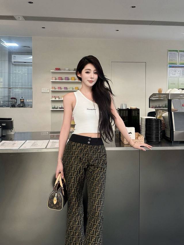 Fend* Ss新款长裤 整件立体剪裁 全方位精致做工 明星穿搭 上身超级遮肉显瘦 超拉腿部比例 巨好搭配的单品 简简单单 穿出清爽时髦的高级感 日常优雅又时髦