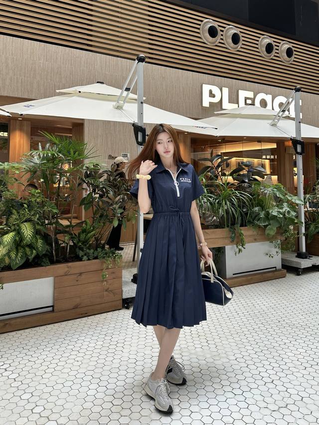 prad* Ss新款连衣裙 轻薄面料 上身就是满满的时髦高级感自带气场 质感很奈斯 时髦又高级 颜色超级正 上身显白又显瘦 自带酷帅感的经典系列 走路都带风 上