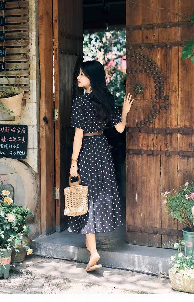 出货！！高级感复古港风！！黑色波点圆领短袖收腰连衣裙复古港风长裙 气质百搭，显瘦