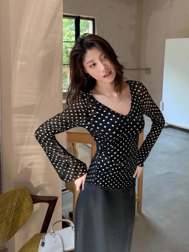 V领打底衫，秋日C位显瘦王炸，Smlxl2Xl 版型藏着小心机 V领杀：恰到好处拉长颈部线条，一键弱化下颌线，秒变天鹅颈+小V脸，领口花边精致减龄； 腰侧碎褶：