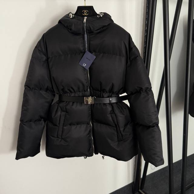 款号20255394 prad*新款 定制Logo五金 皮带收腰 长袖连帽尼龙棉服外套，配腰带，黑色，Sml， M码；肩宽55，胸围106，袖长58，长74；重