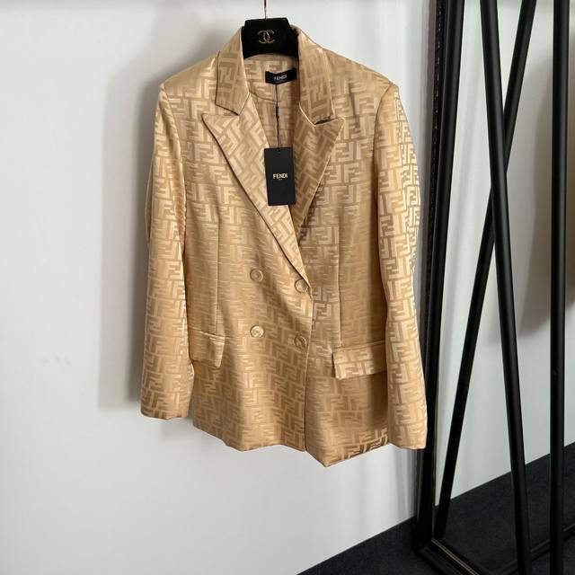 款号20255390 Fend*新款 老花F字母提花双排扣长袖丝绸西装外套，杏色，Sml， M码；肩宽40，胸围102，袖长64，长77；重量：0.470Kg