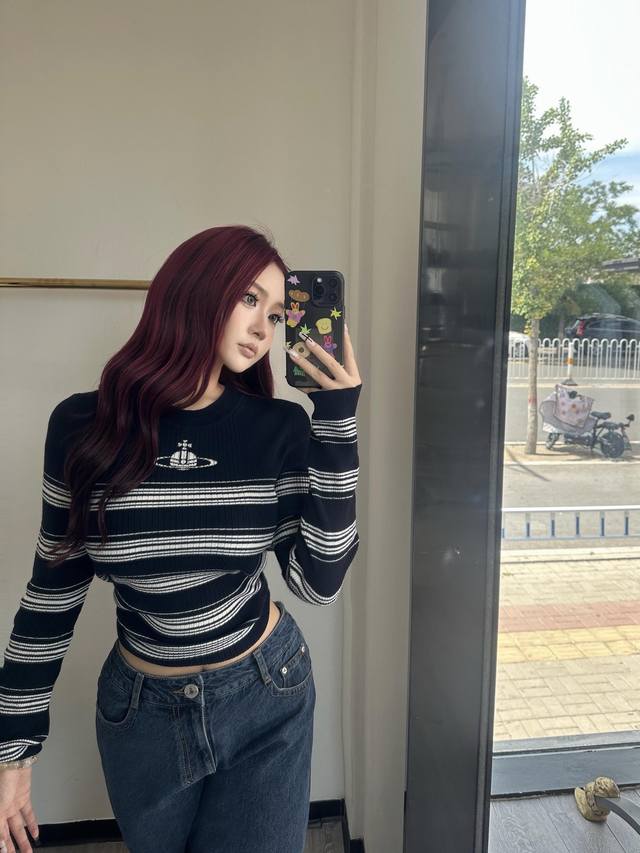 Vivienne Westw*Od 25Fw早秋新款 土星提花条纹针织上衣丨独家高版出品！经典的黑白条纹，加上标志性的土星提花，复古又有辨识度～修身的版型很显身