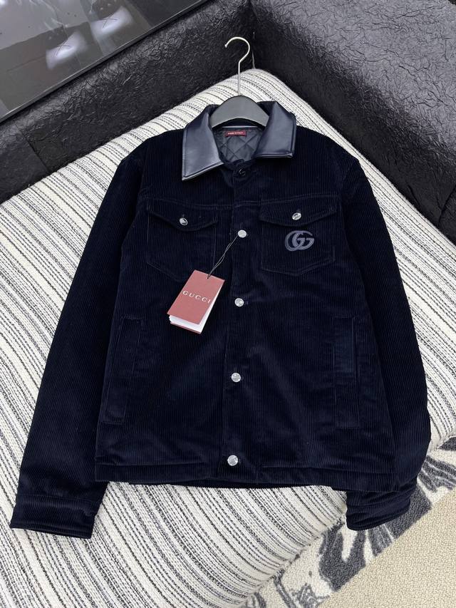 爆款现货 原单品质 Gucc*｜25秋冬新品灯芯绒棉服外套 撞色皮质翻领，定制纽扣，云朵般柔软的舒适感Yyds！ 可甜可盐气质少女风！ 定位字母贴布绣，面料质感