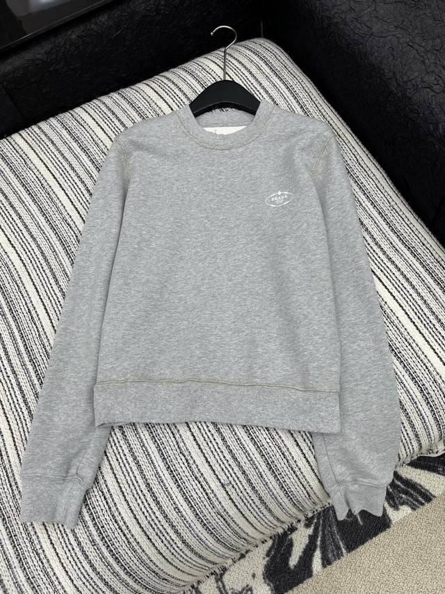 爆款现货 原单品质 prad*｜25早秋新款洗水运动休闲圆领卫衣 精致刺绣拼接 高订面料亲肤感更舒适 版型巨好看 订制高品质面料质感休闲女神神器！ 减龄少女风气