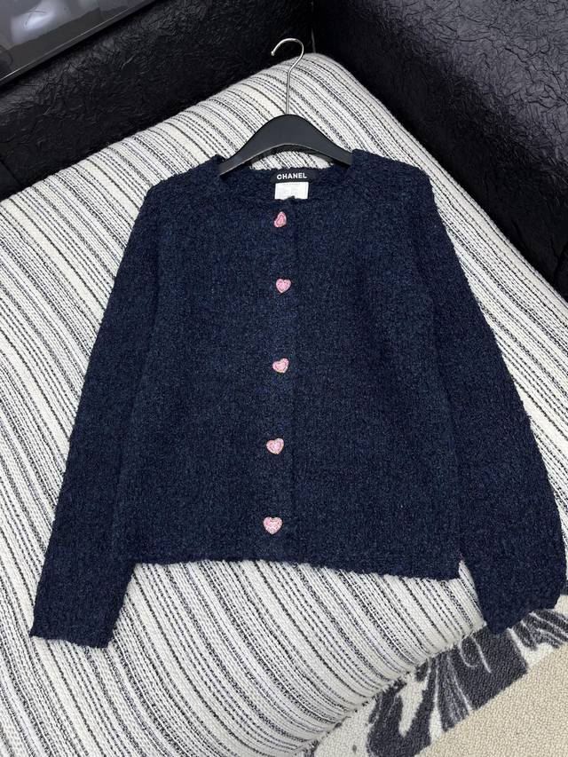 爆款现货 原单品质 Chan*｜25中古系列重工爱心扣圆领外套 独家订制纱线 ，设计高级又时髦！1:1订制重工面辅料，增添时尚格调，纯欲系搭配和谐，百搭王炸款