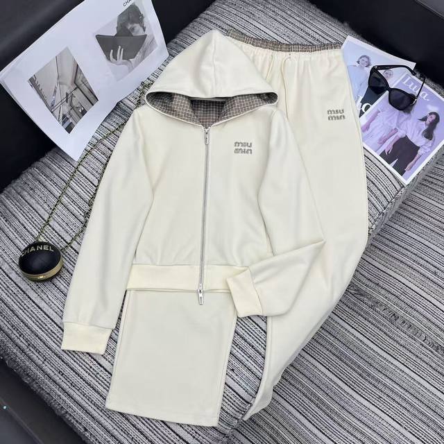 强烈推荐 25年早秋系列 Miu*新款连帽休闲外套搭配松紧腰直筒裤套装 格子字母贴布绣点缀 两色Sml .