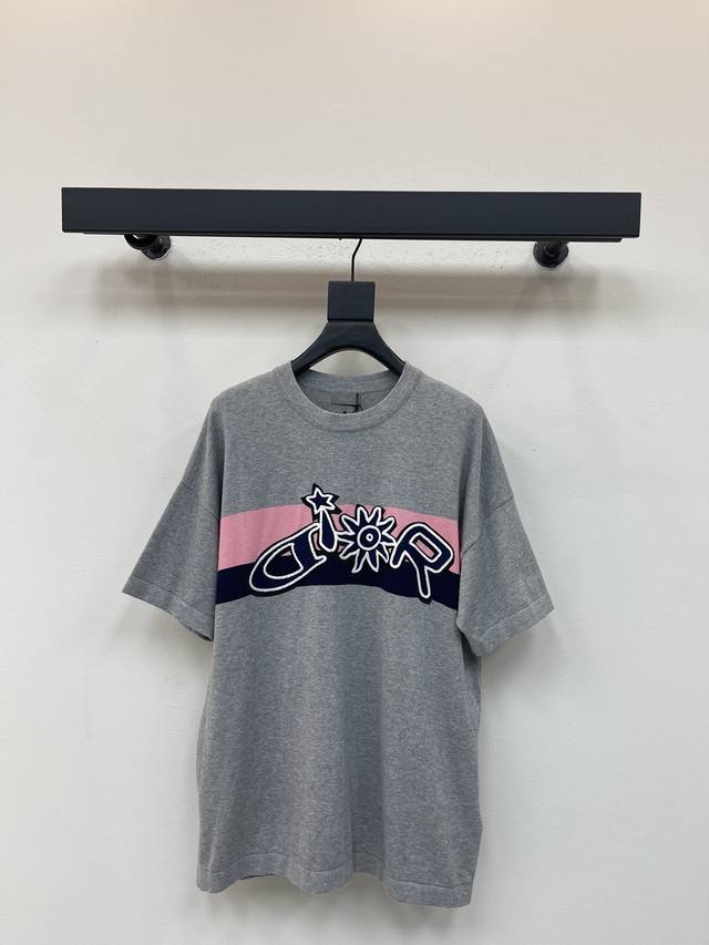Dio* 25早秋新款太阳花针织短袖上衣丨独家Yb开发！高版出品！纱线毛料对Yb染色，灰色 蓝色 粉色，运用14针进口斯托尔毛织机，单件耗时280分钟 件，刺绣