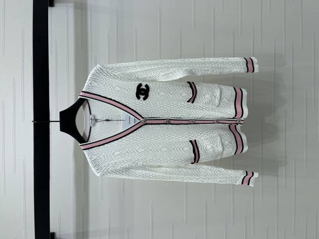 上新原单高端品质 Chane* 2025早秋最新系列！钩花针织V领长袖开衫！定制羊毛纱线织造 质感细腻 柔软亲肤 V领长袖开衫版型 通体麻花螺旋多重钩针纹理 细