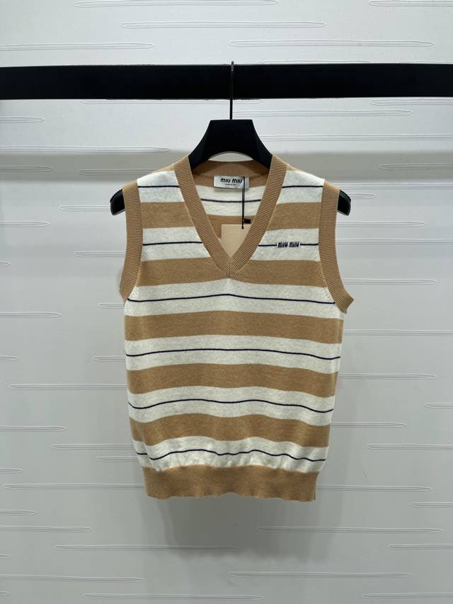 上新原单高端品质 Miumi*2025早秋最新系列！撞色条纹针织背心！定制羊毛纱线织造 柔软舒适 洋气显瘦 V领针织背心版型 通体两色条纹形成碰撞 粗细交错 配