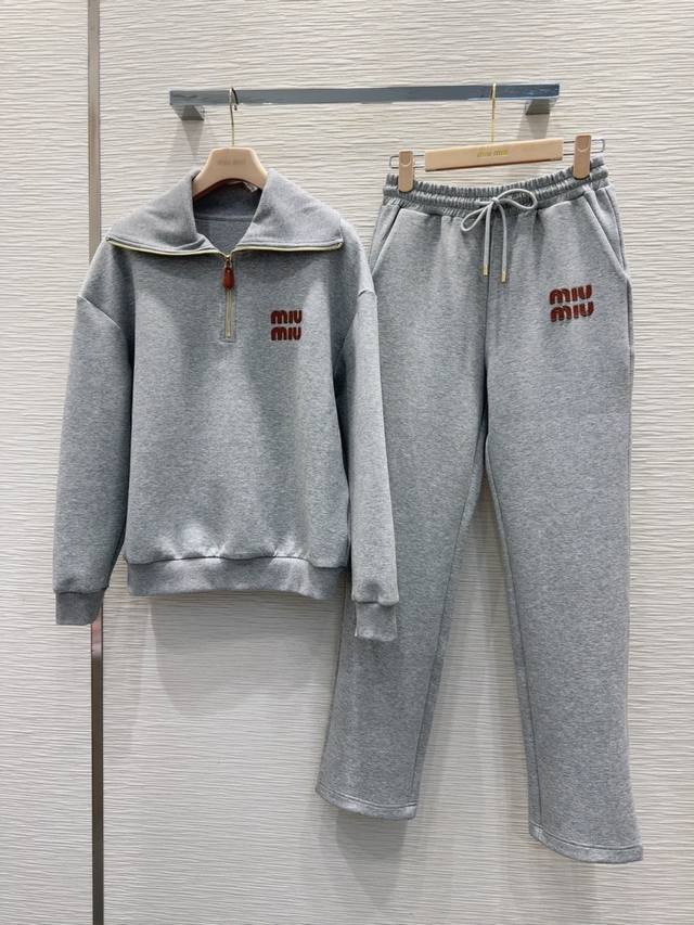 Miu Mi* 2025Fw新款套装 上身显瘦又提升时髦度，复古优雅气质单品。衣橱必备！做工品质看细节。现货两色Sml 大单子甩过来 S上衣 肩宽55 胸围10