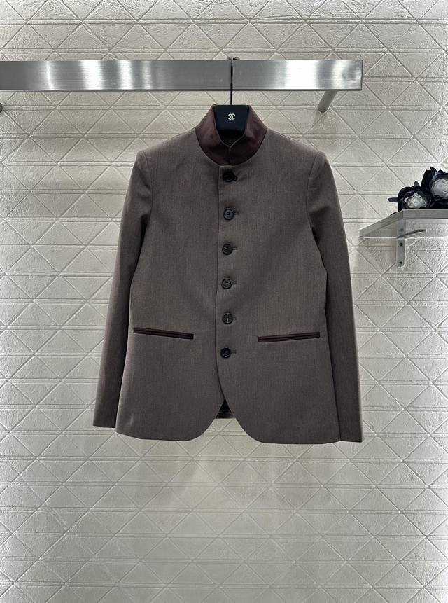 Ralph Laure*2025新品上架 西装外套中长百褶半裙套装 定制Yb进口材质 质感高级 光泽感明显 小立领西装外套版型 正肩纽扣开襟利落裁剪 轻松勾勒直