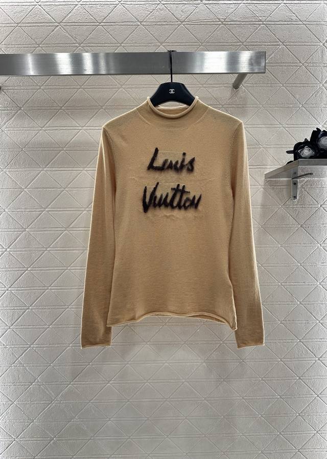 Louis Vuitto*2025新品上架 字母针织长袖上衣 定制Yb羊绒羊毛纱线织造 质感高级 舒适柔软 圆领正肩长袖毛衣版型 居中花体风格光影叠加打造立体效