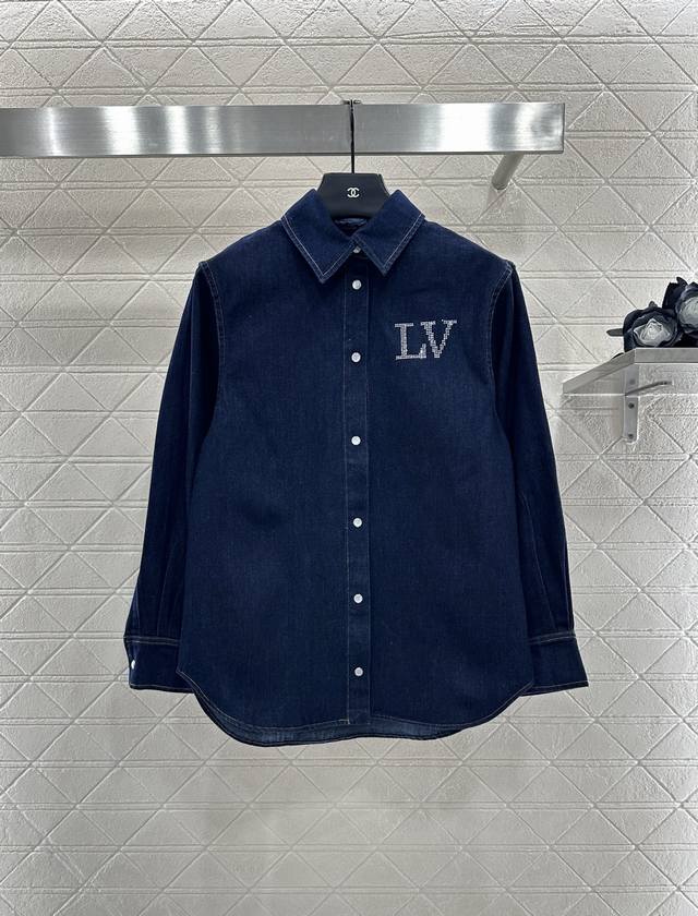 Louis Vuitto*2025新品上架 翻领烫钻牛仔衬衫长裤套装 定制Yb斜纹棉牛仔材质 多重水洗 呈现出挺括质感 翻领正肩牛仔衬衫裁剪 胸前单侧搭配基础字