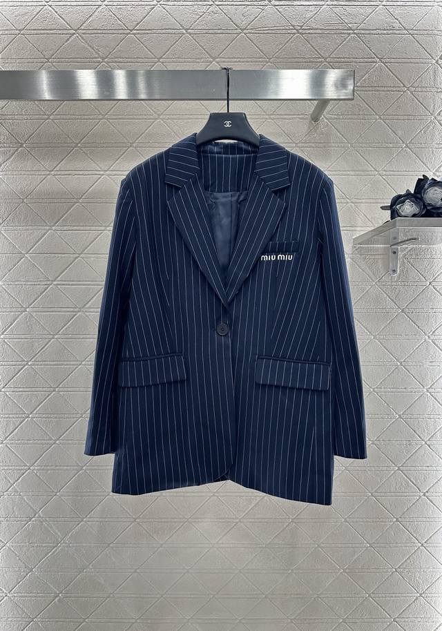 Miumi*2025新品上架 廓形条纹西装外套长裤套装 定制Yb进口材质 质感光泽高级 垂顺有型 正肩廓形西装直筒阔腿长裤套装 外套枪驳领搭配胸前立体裁剪 彰显