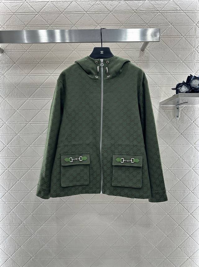 Gucc*2025新品上架 翻领连帽抽绳提花外套 定制Yb进口提花材质 挺括有型 质感高级 风衣夹克外套 连帽抽绳正肩设计 打造挺拔身姿和休闲风格 通体满铺菱格