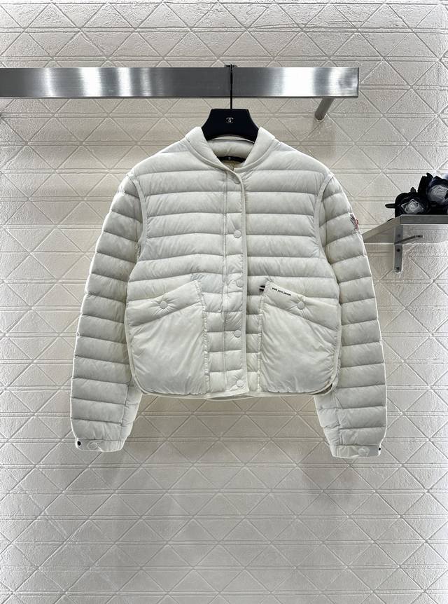 Moncle*2025新品上架 立领羽绒服 定制Yb进口防风环保再生尼龙材质 其工艺还原 升级材质 具备尼龙的防水防风御寒功能 白鹅绒填充内里 整件轻盈保暖 按