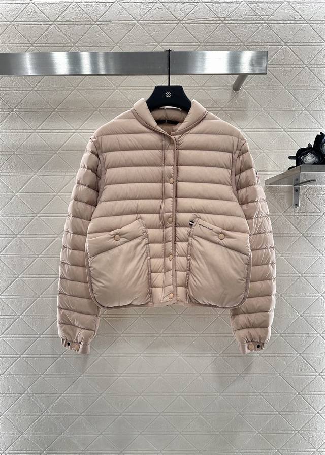 Moncle*2025新品上架 立领羽绒服 定制Yb进口防风环保再生尼龙材质 其工艺还原 升级材质 具备尼龙的防水防风御寒功能 白鹅绒填充内里 整件轻盈保暖 按