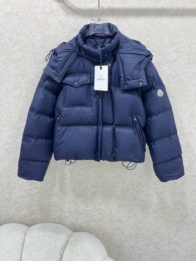 Moncle* 25新款可拆卸连帽立领羽绒服！ 高版出品！白鹅绒填充内里时髦不显臃肿 立领可拆卸连帽抽绳设计御寒防风 经典长方格纹理 胸前标志性品牌章作装饰 口