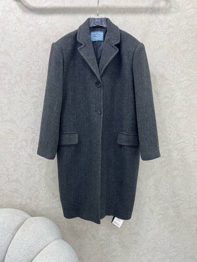 prad*正肩翻领宽松长款大衣 人字纹百分百羊毛材质 质感品相绝佳 长款翻领毛呢大衣 经久不衰的简约版型 饰以单排双颗大圆纽扣点缀 氛围时髦而高级 翻盖口袋丰富