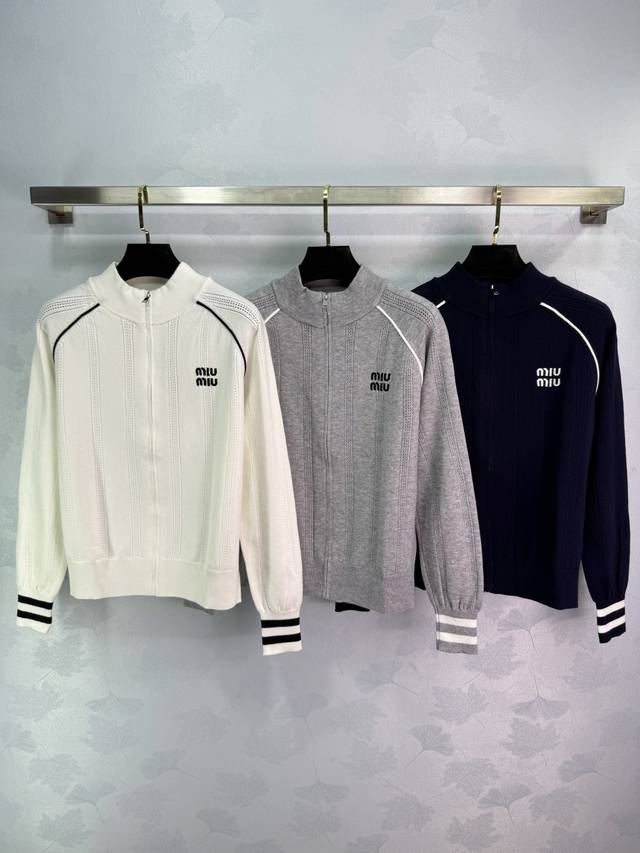 Miumi* 25早秋新款长袖拉链针织外套 羊毛纱线织造 柔软舒适 洋气显瘦 长袖针织外套剪裁 全开襟设计拉链便利穿脱 大身以竖状镂空交替插肩袖口线条撞色 配合