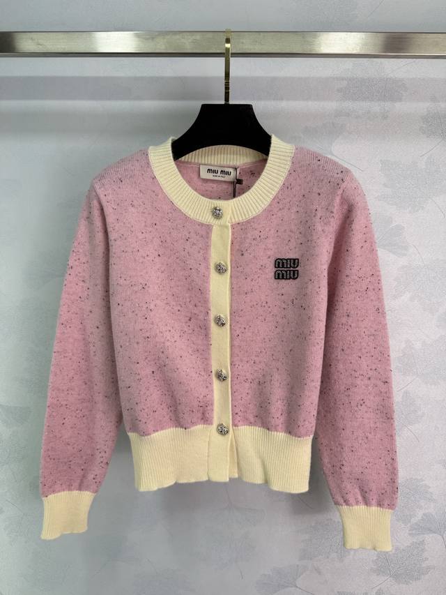 Miu*25早秋新款针织开衫 撞色设计 胸前小Logo刺绣 银色水钻扣子点缀 高级感十足 面料柔软舒适 粉色甜美又减龄 俏皮减龄显白 日常出行或轻松聚会轻松驾驭