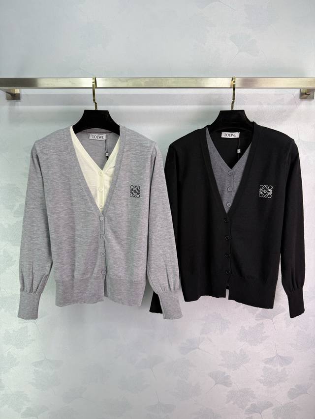 Loe*25早秋新款V领针织开衫 胸前经典Logo刺绣 羊毛混纺面料 柔软舒适 单排扣设计 搭配裙装或裤装都很百搭！2色3码Sml T226B.