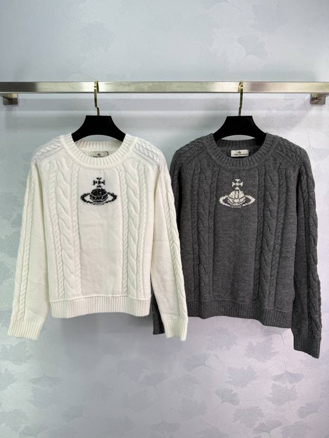 西太*2025早秋新款土星套头长袖上衣！定制羊毛纱线织造 质感高级 舒适柔软 圆领长袖毛衣 突出温柔气质 领口袖口螺纹包边 胸前土星标识装饰 彰显品牌调性 修身