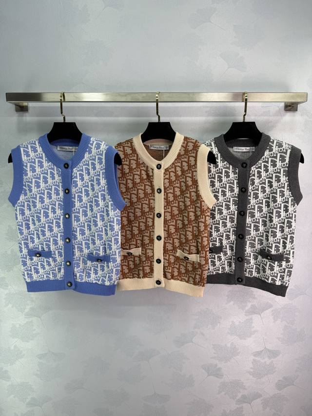 Dio*25新款老花Logo针织马甲 定制进口针织材质 舒适软糯 弹力十足 领口袖口螺纹包边处理 增添造型层次感 通体老花Logo提花装饰 减龄配色可爱俏皮 常