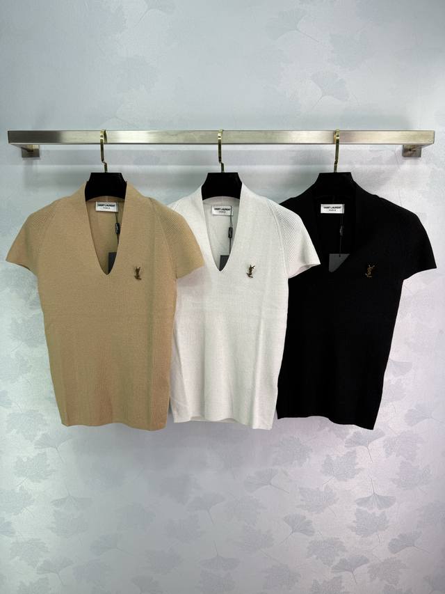 Ys*25早秋新款针织衫 气质女神必备单品 胸前立体Logo点缀大V领 修身版型提臀显瘦又高挑 简约高级又随性优雅！3色3码Sml。T226B