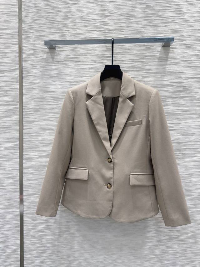 Loe W*E2025Fw新款 简洁大气的西装外套 非常高级的进口质地 仔细看细节 颜色超正上身非常飒爽 干净有品 提气质~~完全按照高定成衣水准 无法不爱 气