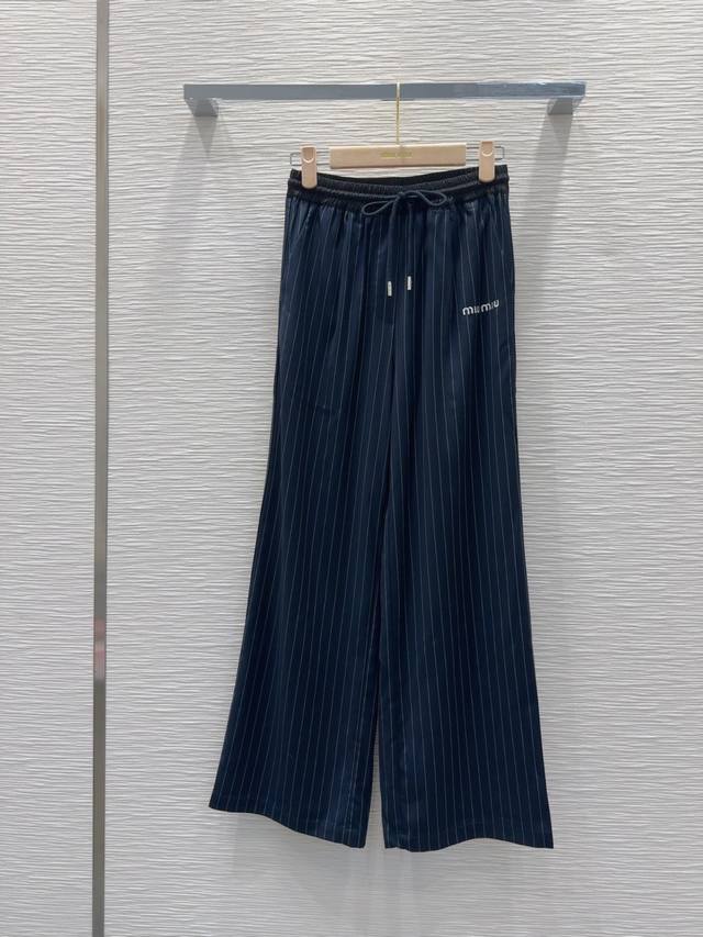 Miu Mi*2025Fw新款竖条纹西装套 上身就是满满的时髦高级感自带气场 面料质感很奈斯 时髦又高级 颜色超级正 上身显白又显瘦 自带酷帅感的经典系列 走路