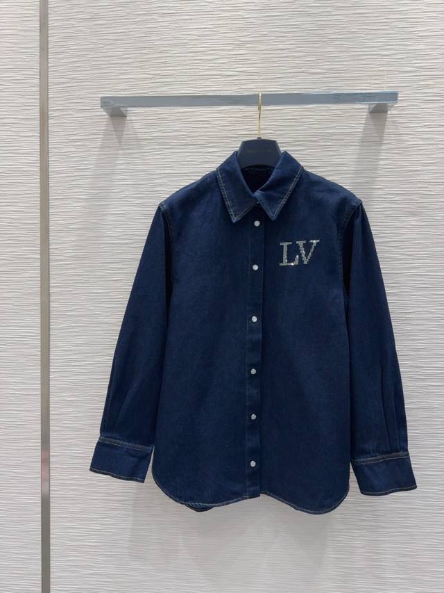 Louis Vuitto*2025Fw新款 牛仔套装 高版出品~酵洗个性色调上身又酷又飒爽 采用定制高品质斜纹棉质水洗牛仔面料，纹理细腻，棉感自然，既有筋骨感又