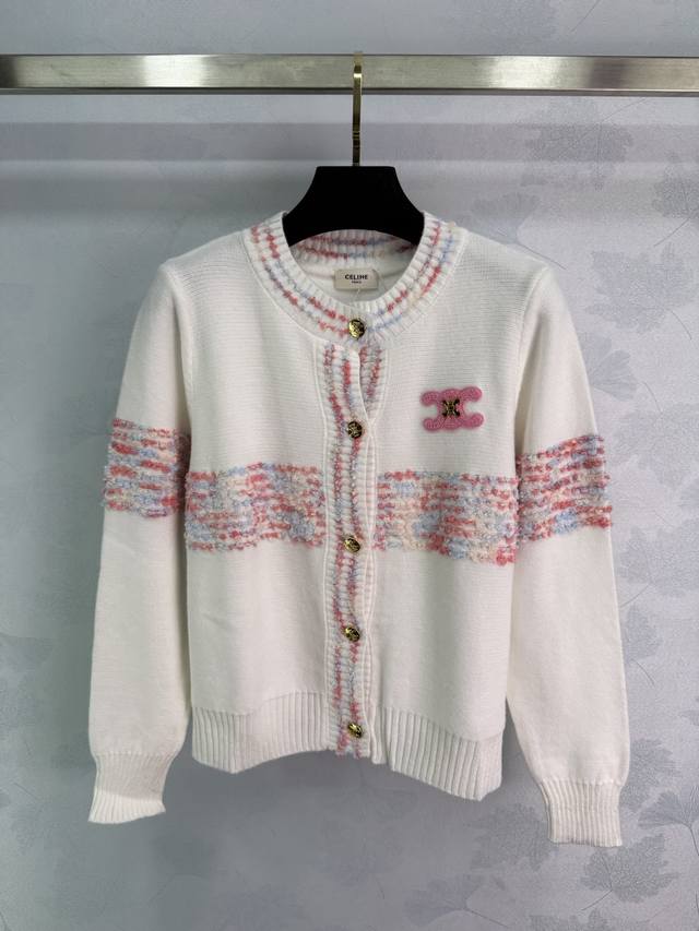 Ce*2025早秋新款凯旋门针织圆领长袖开衫！定制羊毛纱线织造 柔软亲肤 舒适有型 圆领长袖开衫版型 领口调节恰当露肤 美化头肩比例更显瘦 领口错色条纹碰撞包边