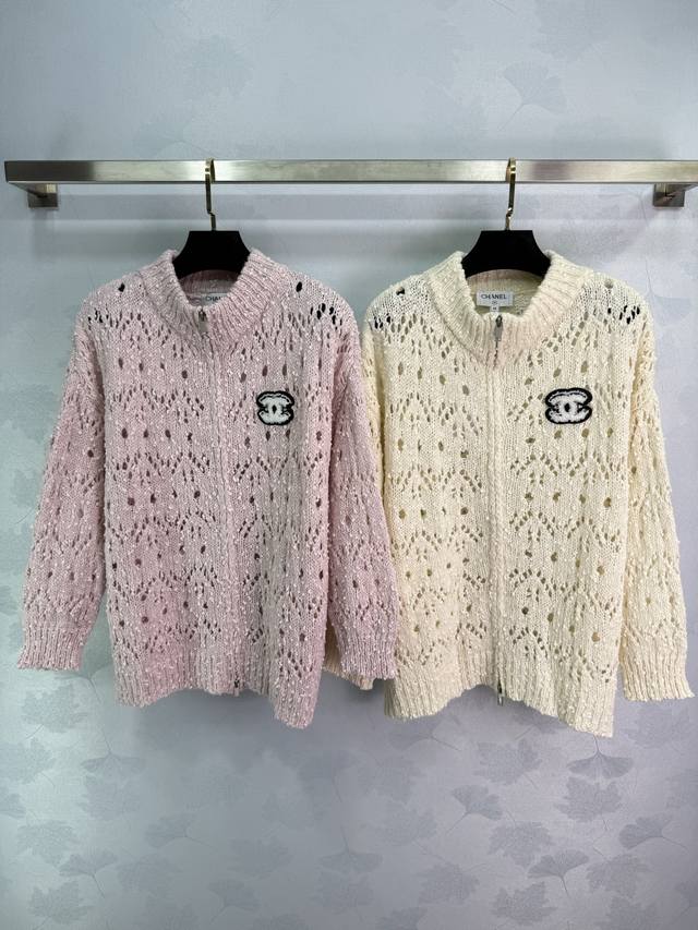 Ch*25早秋新款镂空针织开衫 经典Cc刺绣Logo 混纺面料 柔软舒适 拉链开衫设计 立领镂空花纹 宽松版型超百搭 日常通勤穿搭出彩时髦！2色3码Sml T2