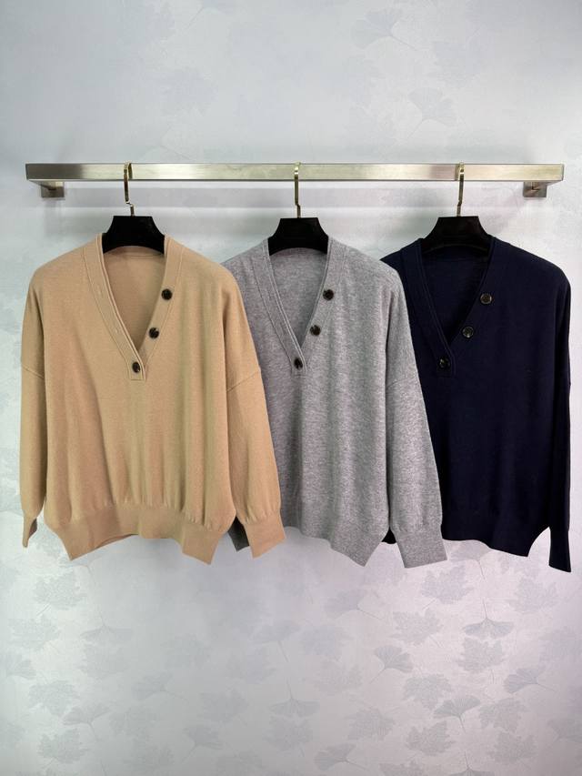 小众*25早秋新款V领针织开衫 带扣设计超好看 面料柔软舒适 宽松版型 恰到好处的肩颈露肤度 显瘦又优雅 点缀开模印刻圆扣 丰富视觉效果 上身尽显轻奢时髦气质