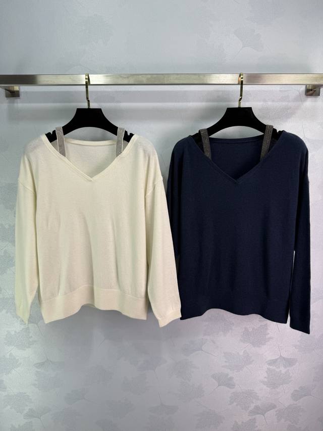 Lp*25早秋新款V领针织衫两件套 肩带设计镶钻点缀 面料柔软舒适 V领款式显瘦 凸显轻奢时髦气质 单穿叠穿均可 四季时尚穿搭首选！2色3码Sml T226B.