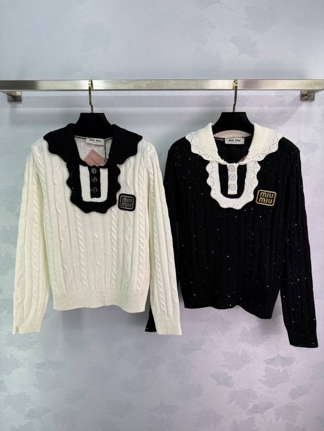 Miu*2025新款黑白拼色针织衫 粗线麻花编织工艺 翻领设计配小标点缀 为常规百搭款式增添造型感 穿搭洋气十足！2色3码Sml T226B.