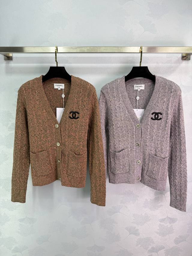 Ch*25早秋V领针织开衫 胸前双C刺绣Logo 麻花编织纹理 双排扣设计 两侧口袋实用 面料柔软舒适 版型修身显瘦 搭配裙子裤子都很百搭！2色3码Sml T2