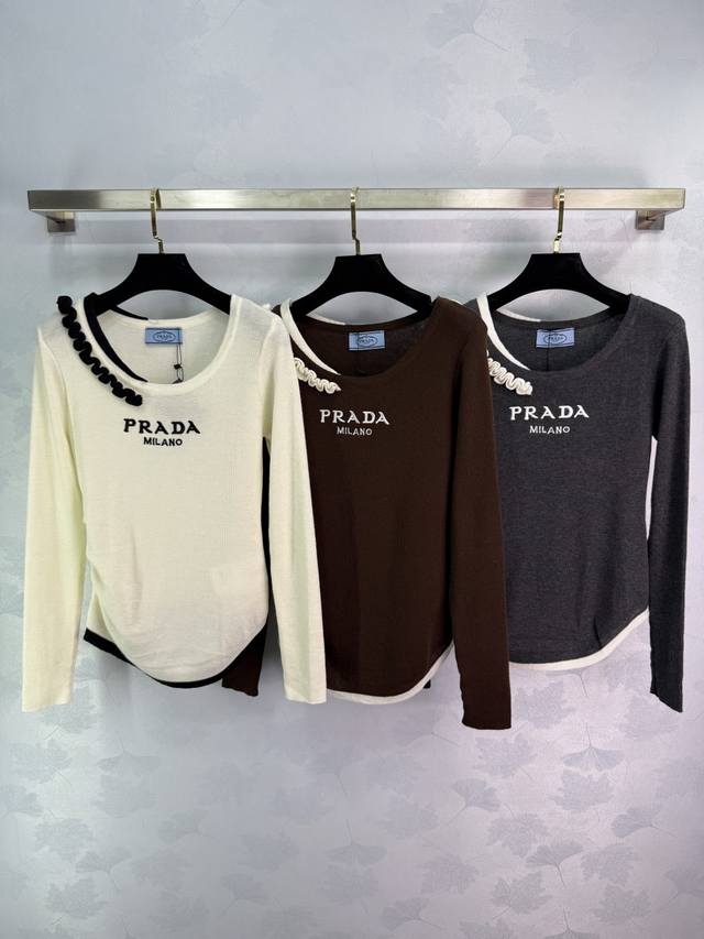 pr*25早秋新款针织衫 胸前经典字母刺绣 白色波浪领边设计 修身显瘦 面料舒适 做工精致 适合四季穿搭！3色3码Sml T226B