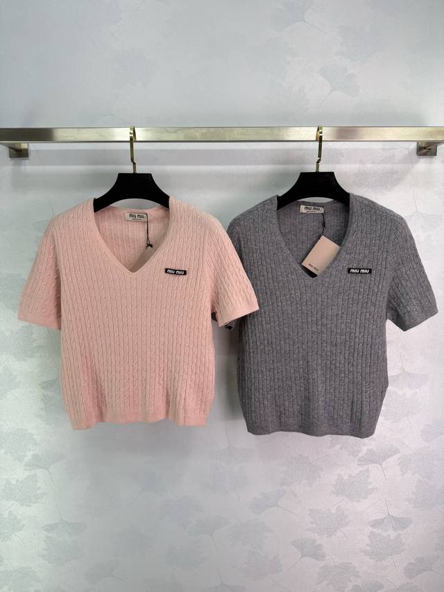 Miu*25早秋V领针织短袖 麻花编织工艺 面料柔软舒适 质感高级 胸前立体Logo体现品牌高端调性 增添俏皮活泼气息！4色3码Sml。T226B.