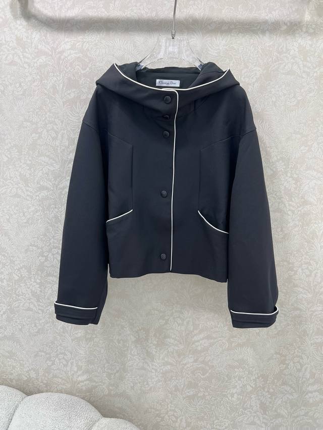 Dio*25新款外套 时髦单品外套 明线拼边弯刀袖不规则剪裁落肩 面料挺阔舒适质感超赞 宽松版型帅气又拉风！复古又时髦气质减龄少女风。白富美必备高级单品！定制五